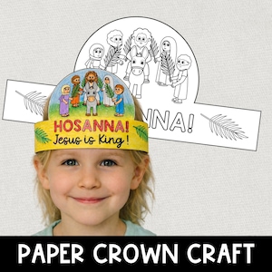 Op de afbeelding: Een papieren kroonknutselwerk met een gele band met de tekst "HOSANNA! Jezus is Koning!" De kroon heeft een kleurrijke illustratie van mensen en een ezel. Boven de kroon staat een zwart-wit tekening van mensen en een ezel.
