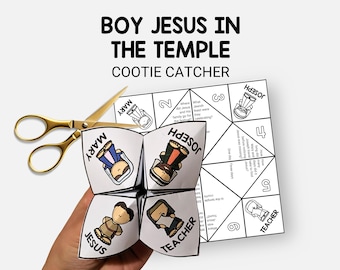 Op de afbeelding: Een wit en zwarte cootie catcher met de tekst "BOY JESUS IN THE TEMPLE" en illustraties van Jezus, Maria, Jozef en een leraar. Gouden schaar ligt naast de cootie catcher.