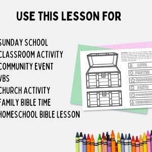 Puede incluir: Una lecci&oacute;n imprimible en blanco y negro con un tema de cofre del tesoro. El texto dice "USE ESTA LECCI&Oacute;N PARA" seguido de sugerencias de actividades como la escuela dominical y la actividad en el aula. Una caja de crayones est&aacute; en la parte inferior.