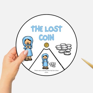 Puede incluir: Una manualidad circular de papel imprimible para niños. La manualidad presenta a una mujer con un vestido azul y una moneda de oro. El texto "The Lost Coin" está en la parte superior del círculo. El texto "There was a woman who had ten silver coins." está en la parte inferior del círculo.