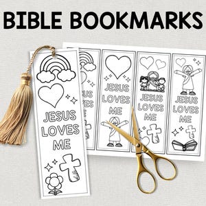 Peut inclure: Ensemble de marque-pages bibliques en noir et blanc avec l'inscription « JESUS LOVES ME » et diverses illustrations, dont un arc-en-ciel, un cœur et une croix. Une gland doré et des ciseaux sont également présents.