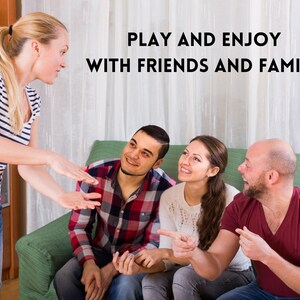 以下が含まれることがあります： 友達同士でゲームをしている様子。女性が立ってグループと話しており、他のメンバーは緑色のソファに座っています。グループの上に「PLAY AND ENJOY WITH FRIENDS AND FAMILY!」というテキストが表示されています。