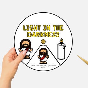 Könnte beinhalten: Eine kreisförmige Illustration mit dem Text "LIGHT IN THE DARKNESS" in Gelb. Das Bild zeigt Cartoon-Darstellungen von Jesus, einer Kerze und einem goldenen Kreis. Das Zitat "Jesus sagte: 'Ich bin das Licht der Welt'" ist ebenfalls enthalten.