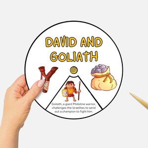 以下が含まれることがあります： 黒い輪郭のある白い円の中に、黄色い文字で「DAVID AND GOLIATH」と書かれています。円は3つのセクションに分かれており、それぞれ異なる画像が描かれています。それは、石を投げつけるための道具、盾と槍を持った戦士、そして石の入った袋です。画像の下のテキストには、「ゴリアテは、巨大なフィリスティアの戦士であり、イスラエルの人々に、彼と戦うためのチャンピオンを送るように挑戦しました。」と書かれています。