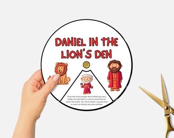 Puede incluir: Un círculo blanco con un contorno negro y las palabras "DANIEL IN THE LION'S DEN" en letras rojas. Hay tres imágenes de dibujos animados: un león, un hombre con barba y un hombre sosteniendo un micrófono. El texto debajo de las imágenes dice: "Dios vio que la gente se estaba comportando muy mal y decidió enviar una gran inundación para limpiar la tierra. Él eligió a Noé, un buen hombre para salvar a su familia y a los animales."