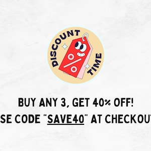 Puede incluir: Una pegatina circular con un dise&ntilde;o de etiqueta roja con una cara sonriente, las palabras "Discount Time" y el texto "&iexcl;Compra 3 y obt&eacute;n un 40% de descuento! Usa el c&oacute;digo SAVE40 al finalizar la compra."