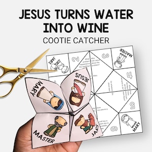 Può includere: Un acchiappa-nani bianco e nero con il testo "JESUS TURNS WATER INTO WINE" e illustrazioni di figure bibliche. Le forbici dorate sono posizionate vicino all'acchiappa-nani.