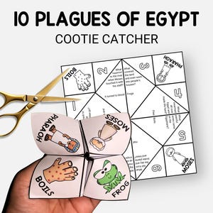 Puede incluir: Un atrapa-chicos de papel hecho a mano con el texto "10 Plagas de Egipto" e ilustraciones. El atrapa-chicos se sostiene abierto, mostrando imágenes y texto. Unas tijeras doradas están colocadas al lado.