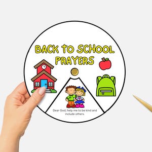 Könnte beinhalten: Kreisförmige Grafik mit dem Text "BACK TO SCHOOL PRAYERS" in Gelb. Die Grafik enthält Illustrationen eines Schulhauses, eines Apfels, eines Rucksacks und zweier Kinder. Der Text "Dear God, help me to be kind and include others" ist ebenfalls vorhanden.