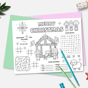 Puede incluir: Una hoja de actividades de Navidad imprimible en blanco y negro con una búsqueda de palabras, un crucigrama, un juego de tres en raya y un laberinto. La hoja presenta una escena de la Natividad con María, José y el niño Jesús en un establo. El texto en la hoja dice "Feliz Navidad".