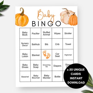 Peut inclure: Une carte de jeu Baby Bingo avec des citrouilles aquarelles orange et blanches en haut, le texte Baby BINGO et une grille d'articles pour bébé. Un badge circulaire noir indique x 50 UNIQUE CARDS INSTANT DOWNLOAD. La case centrale présente des empreintes de bébé orange.