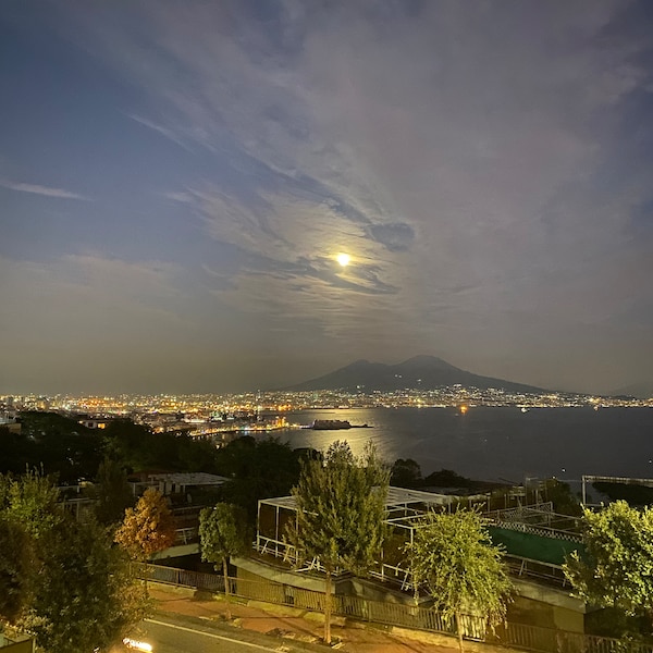 Panorama di Napoli di sera da Posillipo, luna rossa. Foto alta risoluzione. HD.