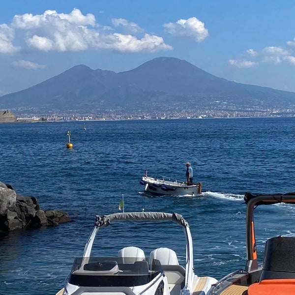 Panorama di Napoli, Vesuvio visto dal mare, con barche. Fotografia alta risoluzione