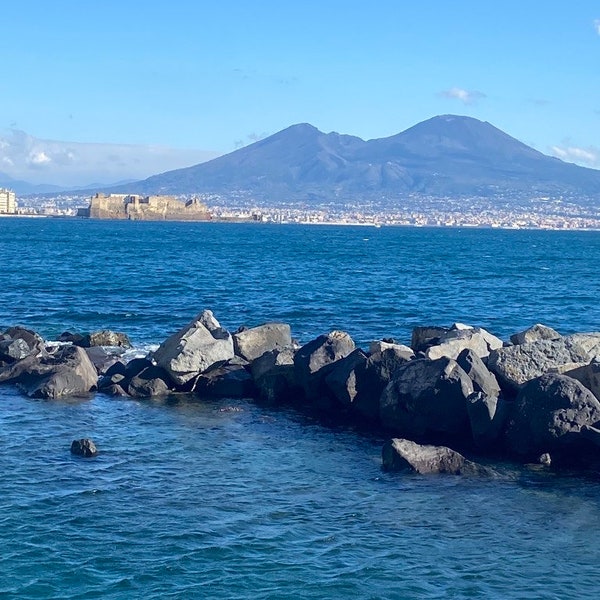 Foto spettacolo del cielo di Napoli sul Vesuvio magnifica giornata di sole invernale