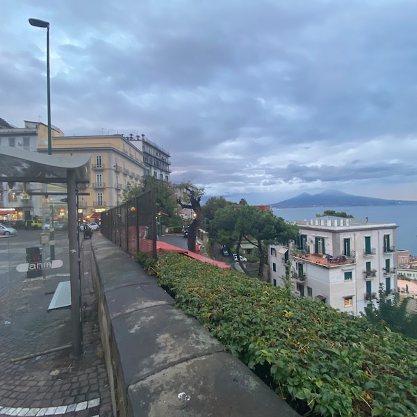 Panorama di Napoli, cielo nuvoloso da via Posillipo.