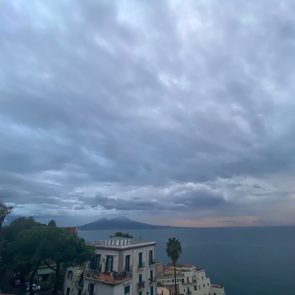 Panorama di Napoli di sera da Posillipo