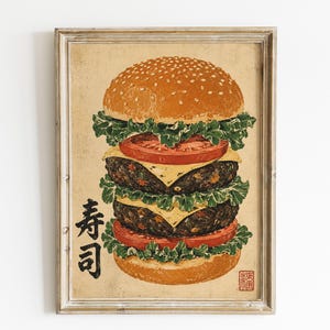 Op de afbeelding: Een ingelijste kunstdruk met een illustratie van een dubbele cheeseburger op een beige, getextureerde achtergrond. De burger bevat sesambroodjes, sla, plakjes tomaat en kaas. Aan de linkerzijde staan zwarte Japanse karakters afgebeeld.