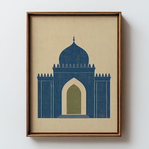 Könnte beinhalten: Ein gerahmter Kunstdruck, der ein stilisiertes blaues Gebäude mit einer zentralen Kuppel und einem Spitzbogen zeigt. Die Struktur hat eine texturierte Oberfläche und befindet sich vor einem hellbeigen Hintergrund. Der Rahmen ist aus braunem Holz.