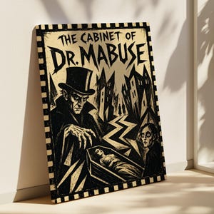 Può includere: Una stampa artistica da parete rettangolare con un'illustrazione in nero e beige intitolata The Cabinet of Dr. Mabuse. L'opera raffigura un uomo con il cilindro in piedi sopra una bara, con edifici frastagliati sullo sfondo e un bordo a pellicola.