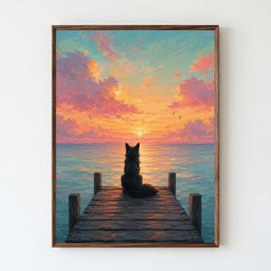 Puede incluir: Una impresión de arte mural enmarcada que representa a un perro negro sentado en un muelle de madera frente a una puesta de sol sobre el océano. El cielo está lleno de nubes vibrantes de color rosa, naranja y azul, mientras el agua refleja la luz.