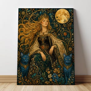 Könnte beinhalten: Ein rechteckiger Wandkunstdruck mit einer zentralen Figur mit langem, fließendem blonden Haar, die eine Krone und verzierte dunkle Kleidung trägt. Zwei blaue Katzen sitzen an der Basis, umgeben von komplizierten goldenen und blauen Blumenmustern.