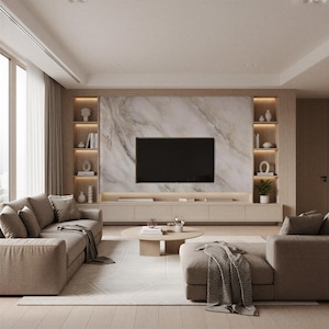 Könnte beinhalten: Modernes Wohnzimmer mit großem Flachbildfernseher an einer Marmor-Akzentwand. Beiges Ecksofa, Ottoman und runder Couchtisch. Einbauregale mit dekorativen Gegenständen und Einbauleuchten. Neutrale Farbpalette mit Holzboden und gemustertem Teppich.