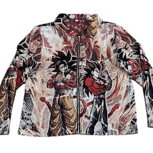 Könnte beinhalten: Eine Jacke mit Reißverschluss und einem tapisserieartigen Design mit Charakteren aus der Anime-Serie Dragon Ball Z. Die Jacke hat einen Kragen und lange Ärmel. Die Farbpalette umfasst Rot, Braun und Beige.