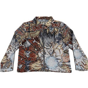 Peut inclure: Une veste zippée avec un motif de type tapisserie coloré représentant des personnages et des textes de la série d'animation Dragon Ball. La veste est en tissu doux et tissé et a une coupe décontractée.