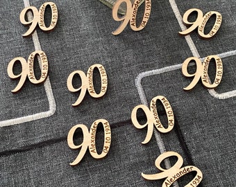 Personalisierte Streudeko 90. Geburtstag, Holzzahlen, Tischdeko mit Name und Datum.