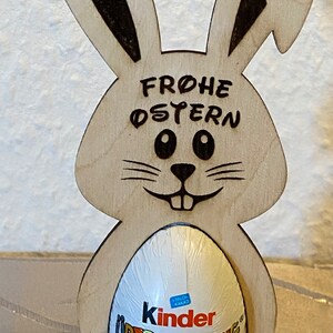 Personalisierter Ü-Ei Osterhasen Halter, Aufsteller, Osterdekoration, Gastgeschenk, Osterschmuck, Überraschungsei, Osternest, Schokolade. Bild 2