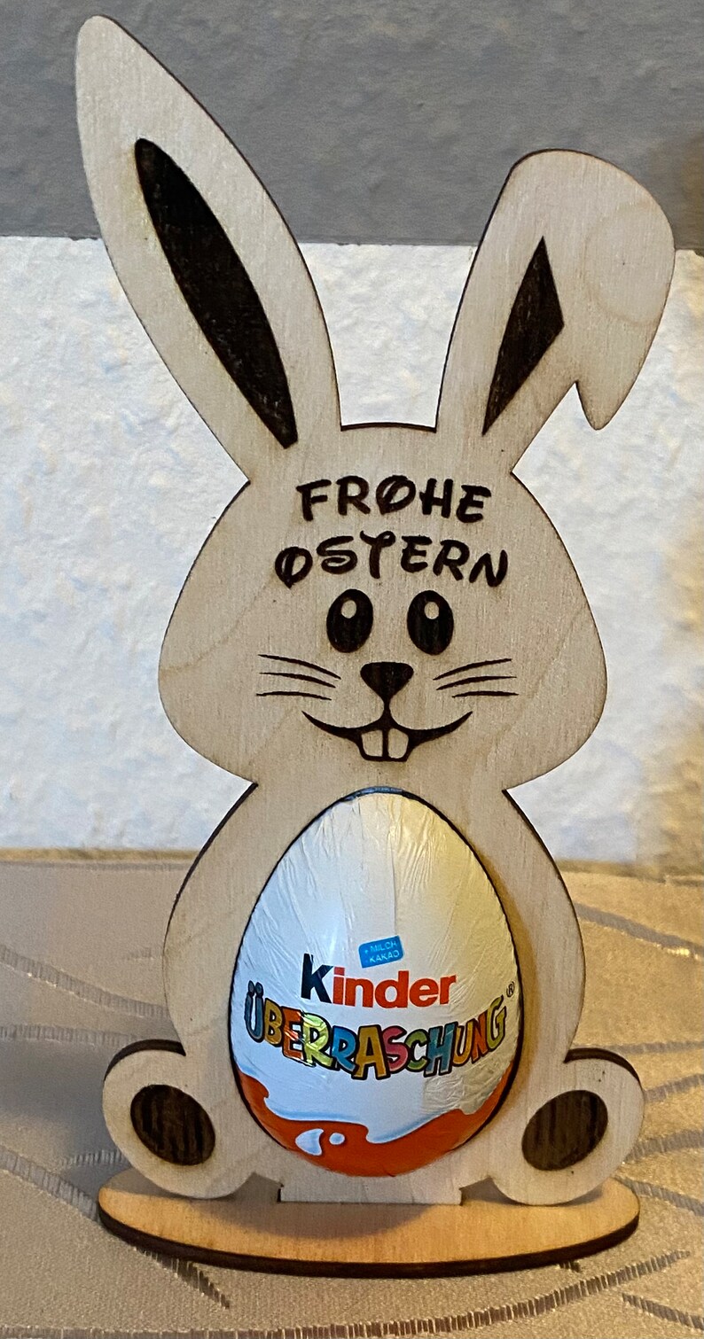 Personalisierter Ü-Ei Osterhasen Halter, Aufsteller, Osterdekoration, Gastgeschenk, Osterschmuck, Überraschungsei, Osternest, Schokolade. Bild 2