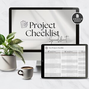 Può includere: Uno schermo di computer che mostra un foglio di calcolo di Google intitolato "Project Checklist Spreadsheet" con un'icona di checklist e il testo "New Project Checklist" sullo schermo di un tablet.
