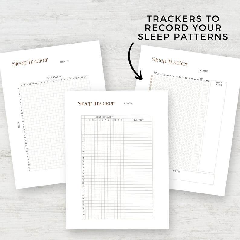 Puede incluir: Tres hojas de seguimiento del sue&ntilde;o imprimibles con el texto "Sleep Tracker" y "MONTH" en la parte superior. Las hojas est&aacute;n dise&ntilde;adas para ayudarte a controlar tus patrones de sue&ntilde;o, incluyendo el tiempo de sue&ntilde;o, las horas de sue&ntilde;o y c&oacute;mo te sentiste.