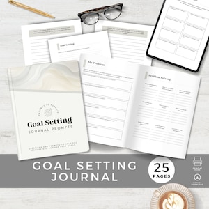 Può includere: Un diario "Goal Setting" bianco e beige con il testo "Pathway to Purpose" e "Journal Prompts". Il diario è circondato da pagine aperte con suggerimenti e domande, una penna e occhiali. Il diario è progettato per aiutare a identificare e raggiungere gli obiettivi.