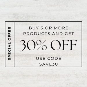 Pu&ograve; includere: Una grafica in bianco e nero con sfondo bianco e testo nero. Il testo recita "SPECIAL OFFER" a sinistra e "BUY 3 OR MORE PRODUCTS AND GET 30% OFF USE CODE SAVE30" a destra.