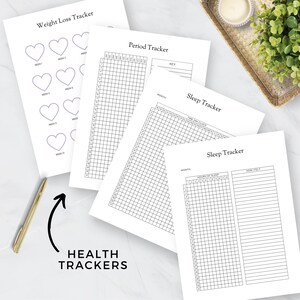 Puede incluir: Una colecci&oacute;n de rastreadores de salud en papel blanco, que incluyen un rastreador de p&eacute;rdida de peso con forma de coraz&oacute;n, un rastreador de per&iacute;odo y rastreadores de sue&ntilde;o. El texto "HEALTH TRACKERS" es visible. Tambi&eacute;n hay un bol&iacute;grafo dorado en la imagen.