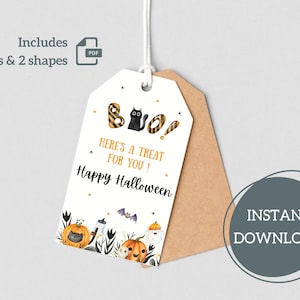 Könnte beinhalten: Ein weißer, druckbarer Halloween-Geschenk-Anhänger mit einer schwarzen Katze und dem Text "Boo! Here's a treat for you! Happy Halloween". Der Anhänger ist mit orangefarbenen und schwarzen Kürbissen, Fledermäusen und Sternen verziert.