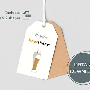 以下が含まれることがあります： 白地にビールグラスの絵と「Happy Beerthday!」という黒と金の文字が書かれたギフトタグ。タグは茶色の紙タグに付けられており、タグにはグレーで「INSTANT DOWNLOAD」と書いてある。