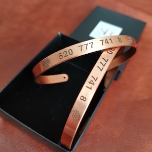 There are 2 cuff bracelets. And written 520 777 741 8 on it. It is a gravaboi number.