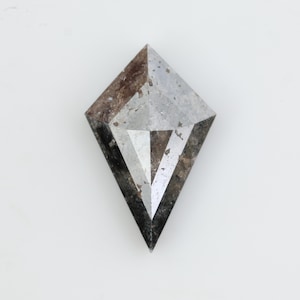 Diamante natural gris de 1,48 quilates con talla cometa, diamante suelto rústico para anillo de compromiso, piedra con aspecto natural único.