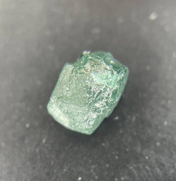 0.75カラットの本物のグリーン原石、未カットの天然ダイヤモンド、紛争 