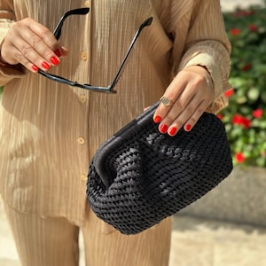Schwarze Raffia-Häkel-Clutch-Tasche | Beutel-Clutch mit verstecktem Metallverschluss | Strohgewebte natürliche Handtasche