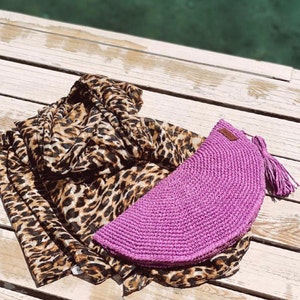 Crochet Raffia Clutch, Half Moon Clutch, Straw Wristlet Purse, Minimal Boho Clutch, Raffia Handbag, Crochet Summer Bag — Raffia Moon Clutch