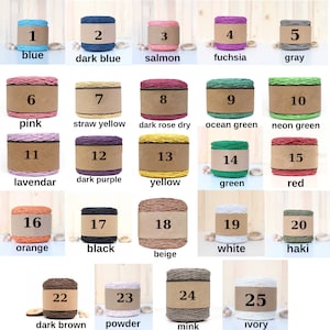 Peut inclure: Une collection de 25 bobines de ficelle de diff&eacute;rentes couleurs, notamment bleu, rose, vert, jaune, rouge, orange, noir, blanc, beige, marron et gris. Chaque bobine est &eacute;tiquet&eacute;e d'un num&eacute;ro de 1 &agrave; 25 et du nom de la couleur correspondante.