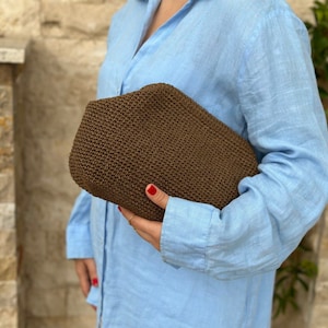 Mittelgroße Dunkelbraune Raffia Clutch Tasche | Gewebte Stroh Sommer Handtasche | Gestrickte Raffia Clutch für Frauen
