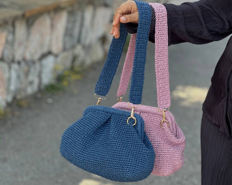 Peut inclure: Deux sacs &agrave; main en crochet avec des sangles r&eacute;glables. Un sac est bleu et l'autre est rose.