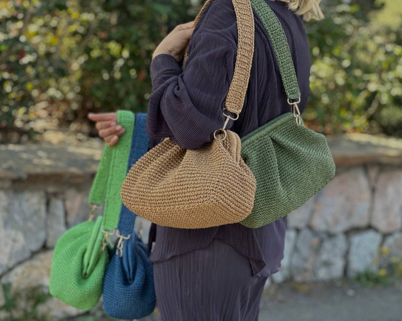 Peut inclure: Quatre sacs en crochet de diff&eacute;rentes couleurs, dont le vert, le marron et le bleu. Les sacs ont un aspect textur&eacute; et tiss&eacute; et sont port&eacute;s &agrave; l'&eacute;paule avec une longue bandouli&egrave;re.