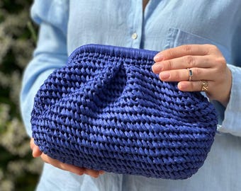 Uniche borse in rafia fatte a mano blu scuro - Borse regalo da damigella d'onore Boho all'uncinetto / Borsa estiva in paglia intrecciata / Pochette in rafia lavorata a maglia