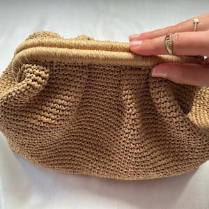 Borsa in rafia beige all'uncinetto / Borsa estiva in paglia intrecciata / Pochette in rafia lavorata a maglia per le donne