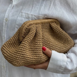 Pochette en raphia beige Cadeau de la fête des mères | Sac en raphia tricoté en paille | Pochette avec fermeture métallique cachée